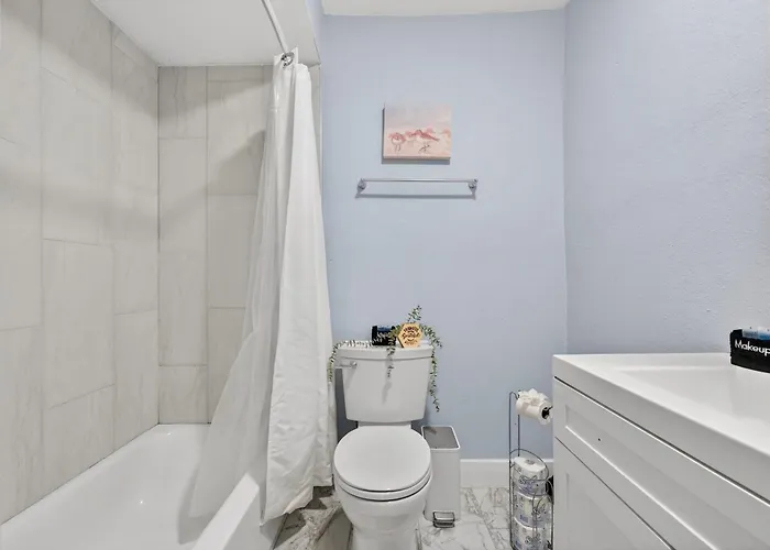 Unit 17 Minimalist Comfort Pensacola