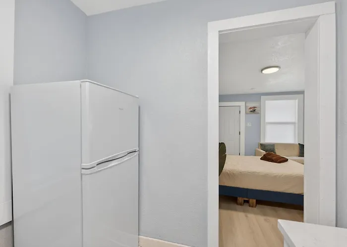 Unit 17 Minimalist Comfort Pensacola