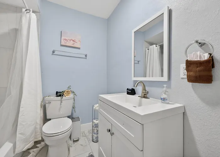 Unit 17 Minimalist Comfort Pensacola