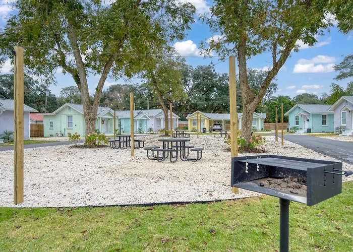 Unit 17 Minimalist Comfort Pensacola
